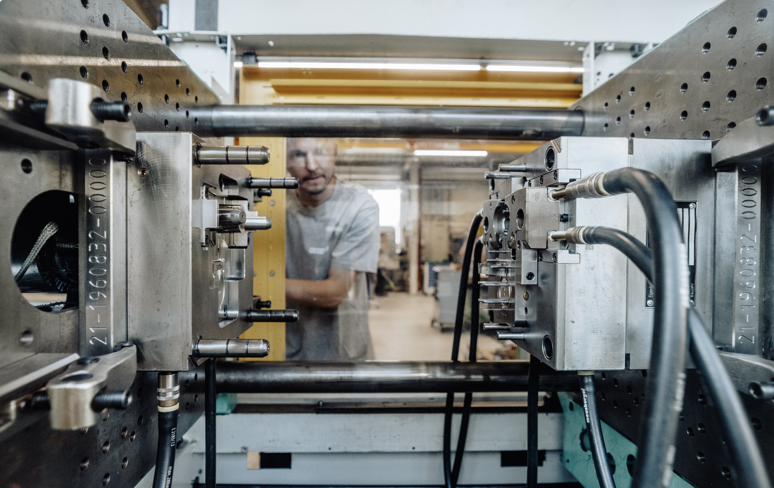 Facharbeiter an Metallbearbeitungsmaschine in der Werkstatt.