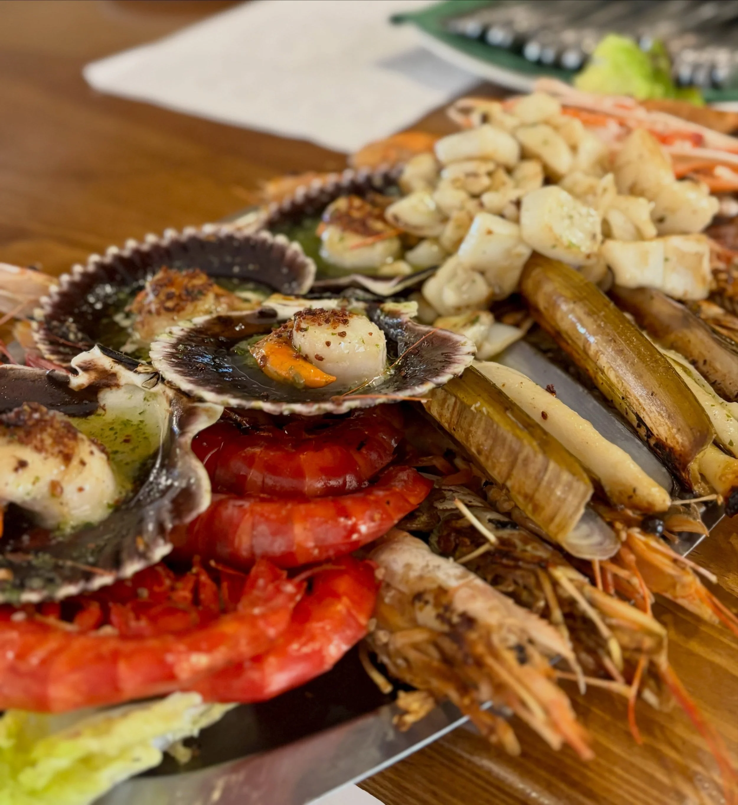 Un peque&ntilde;o oc&eacute;ano en fiesta 🌊🔥 brasas que susurran sal, aromas que despiertan mareas y sabores que parecen llegar de un atardecer junto al mar.

As&iacute; es nuestra parrillada especial de la casa.

El Picachuelo Restaurante Asador 
