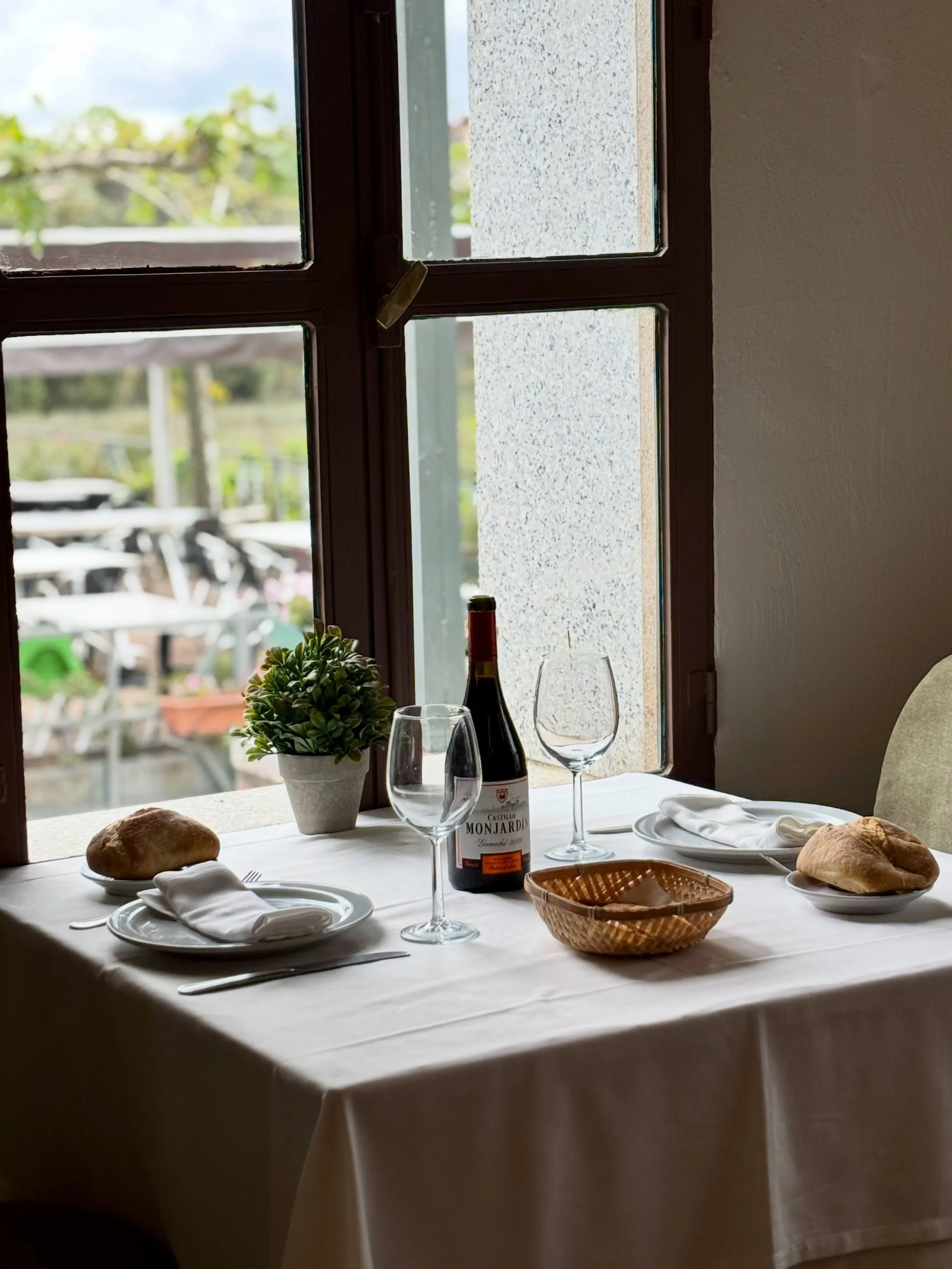 En El Picachuelo la luz acaricia las mesas, las conversaciones suceden despacio y cada rinc&oacute;n invita a saborear el tiempo con calma. 

Haz tu reserva y disfruta de un momento inolvidable 💫

El Picachuelo Restaurante Asador 
918 686 074 - 630 
