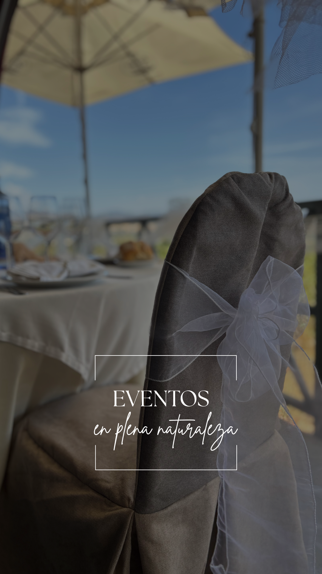 Mesas y sillas preparadas para un evento al aire libre bajo sombrillas con vista panorámica
