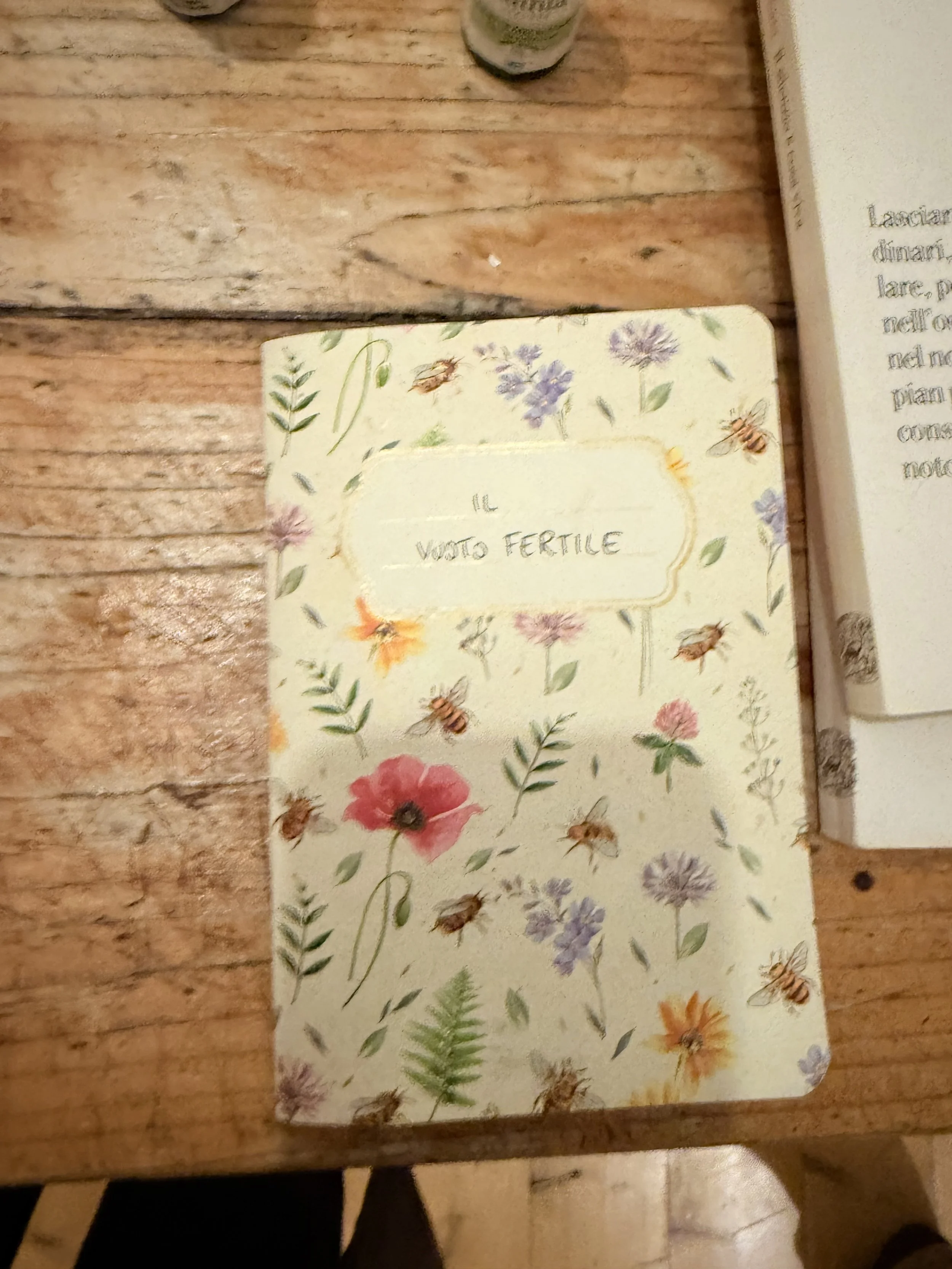 Una scatola di semi con disegni di fiori e insetti, intitolata "Il Vostro Fertile".