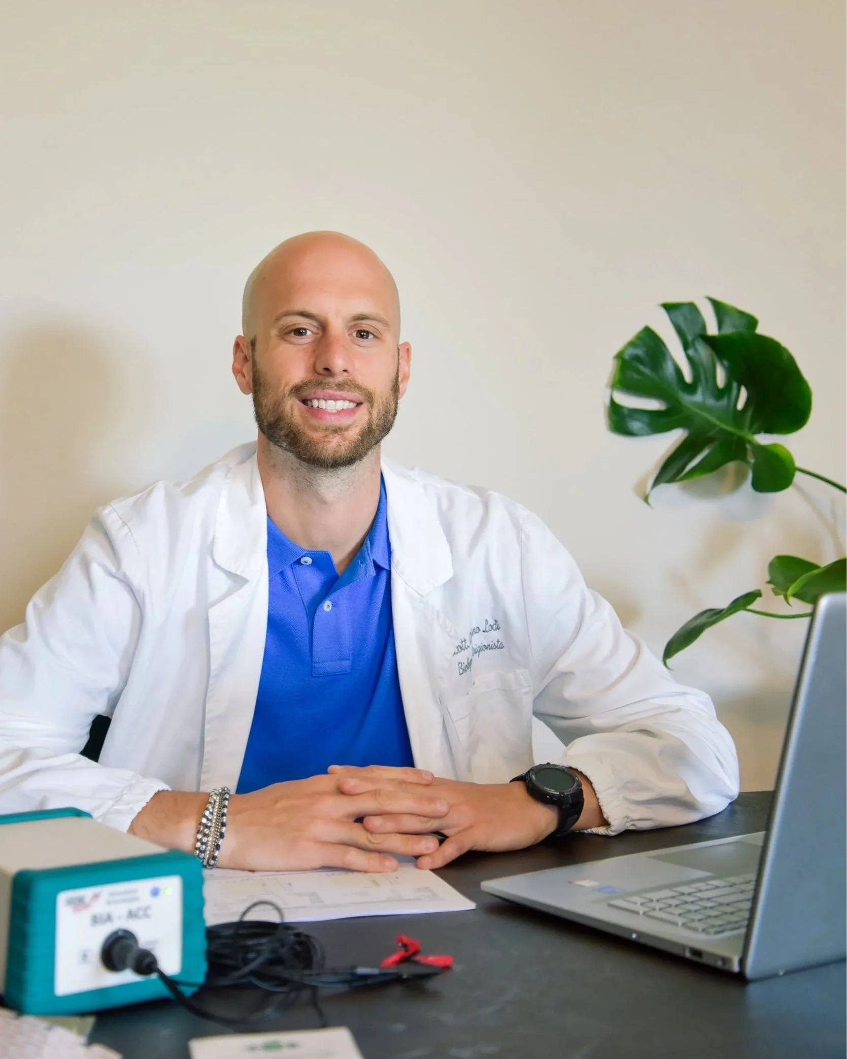 Il Dott. Giuliano Lodi, biologo nutrizionista a Modena, nel suo studio con strumentazione BIA-ACC per l'analisi della composizione corporea.