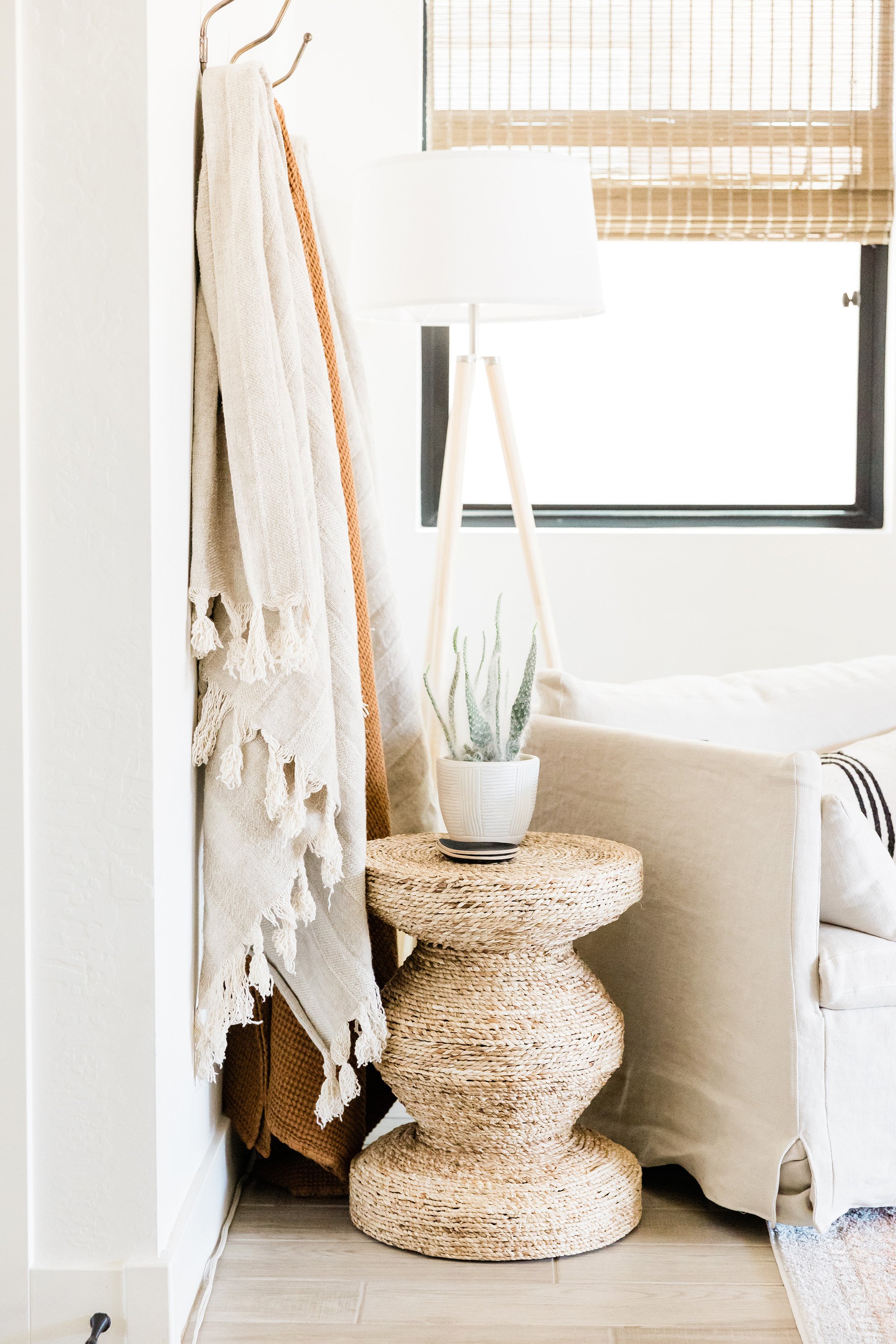 Calm living room vignette with neutral furnishings and natural textures, reflecting design coordination and visual planning for residential projects.