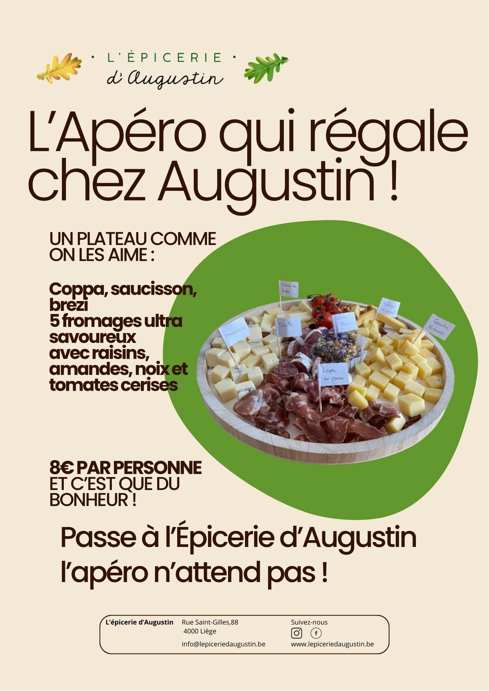 Affiche promotionnelle pour une épicerie montrant un plateau de fromages, charcuterie, raisins, noix, et tomates cerises, avec des étiquettes indiquant les noms des produits.
