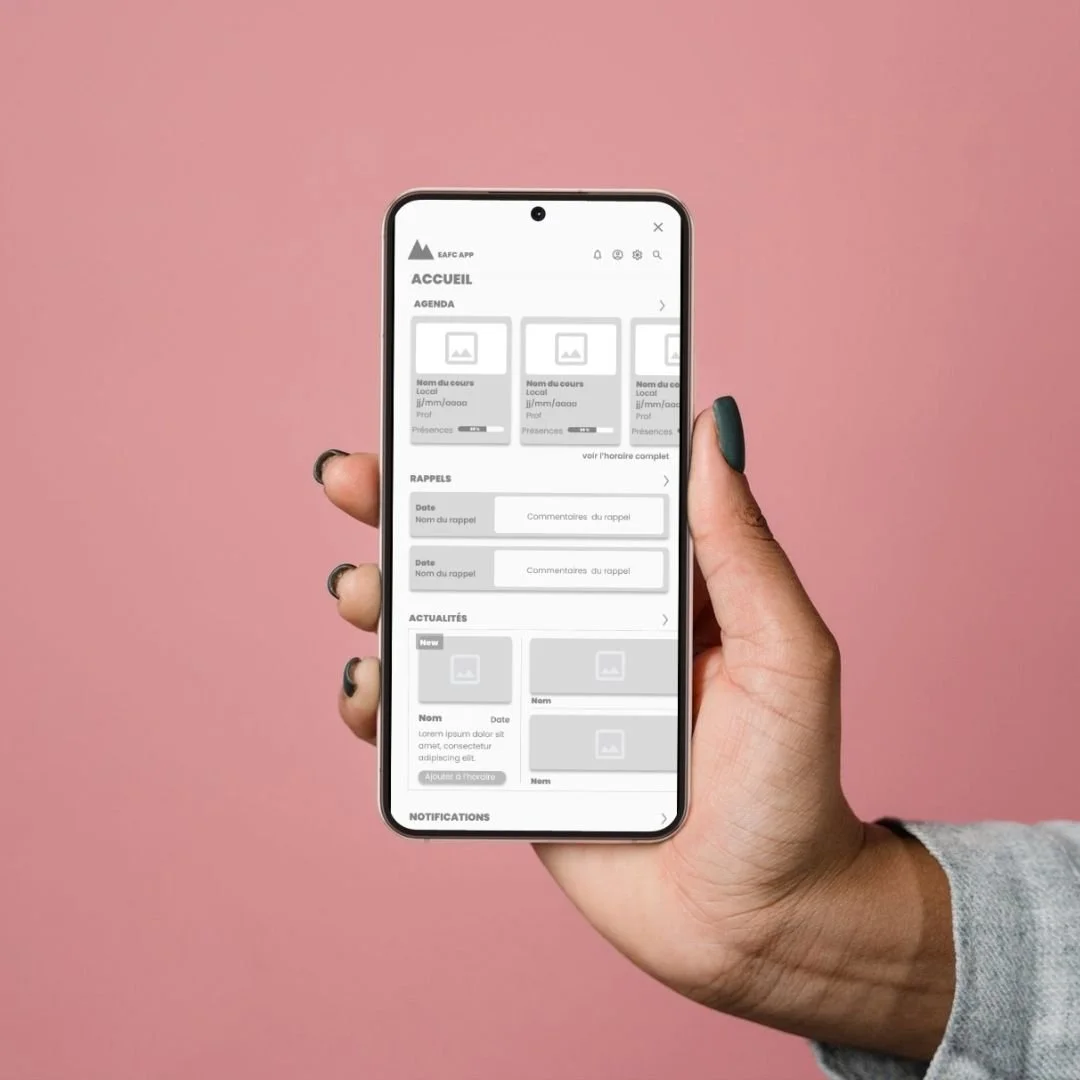 Une main tenant un smartphone affichant une application mobile avec une interface en français sur un fond rose.