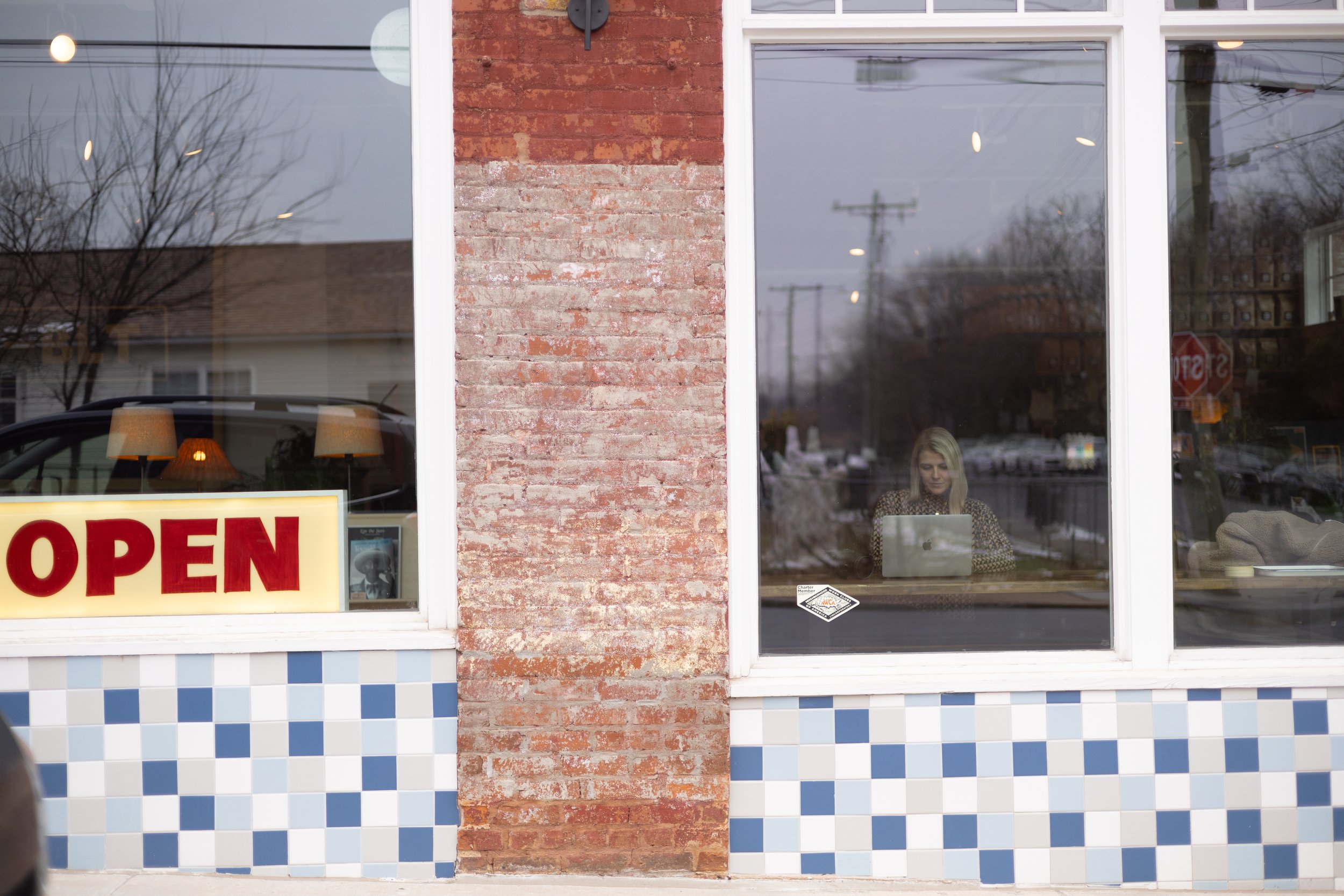 female entrepreneur in Charlotte, North Carolina working on laptop