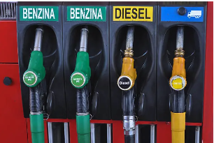 Gas pumps with labels for Benzina, Benzina, Diesel, and a blue vehicle icon.