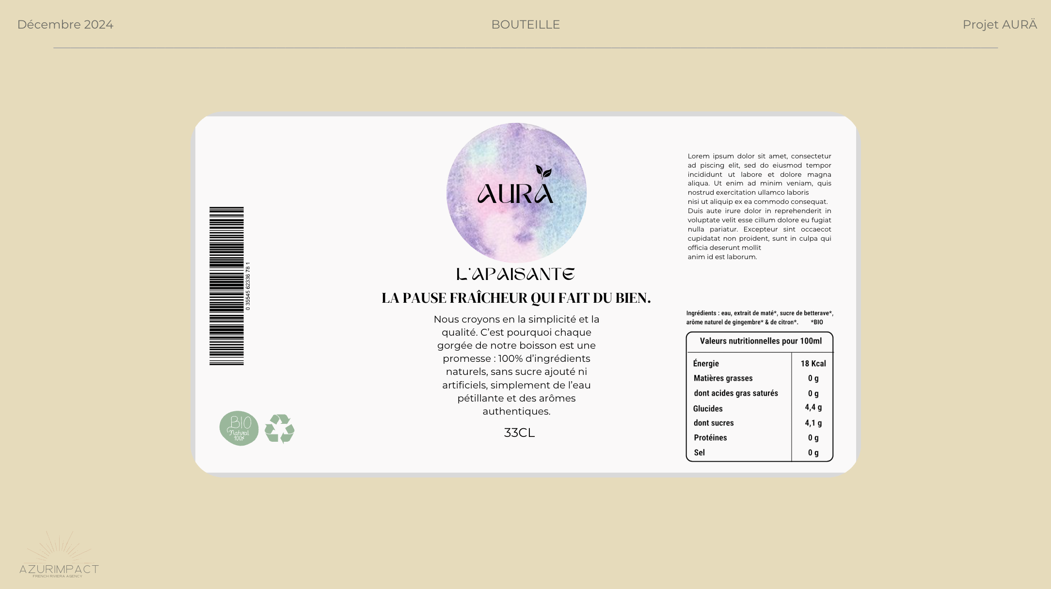 Étiquette de bouteille d'eau bio avec logo AURA, mention de ingredients naturels, informations nutritionnelles, code-barres et symboles de recyclage, fond beige claire.