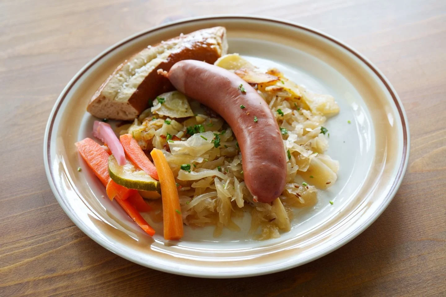THIS is what authentic German Bockwurst tastes like 🍺🥨

Lightly smoked veal and pork with parsley and garlic - prepared the traditional way.

Served with:
&bull; Golden fried potatoes
&bull; Homeade Kraut
&bull; Fresh pretzel bites
&bull; Seasonal 