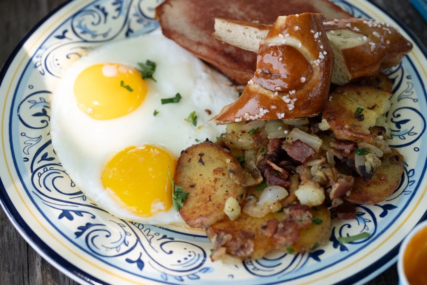 Frohe Ostern! 🐣🌸
Join us for Osterbrunch and soak it all in on our sonnige Terrasse (patio) &mdash; the perfect way to celebrate together. ✨

#easter #froheostern #bavaria #nwa #brunch