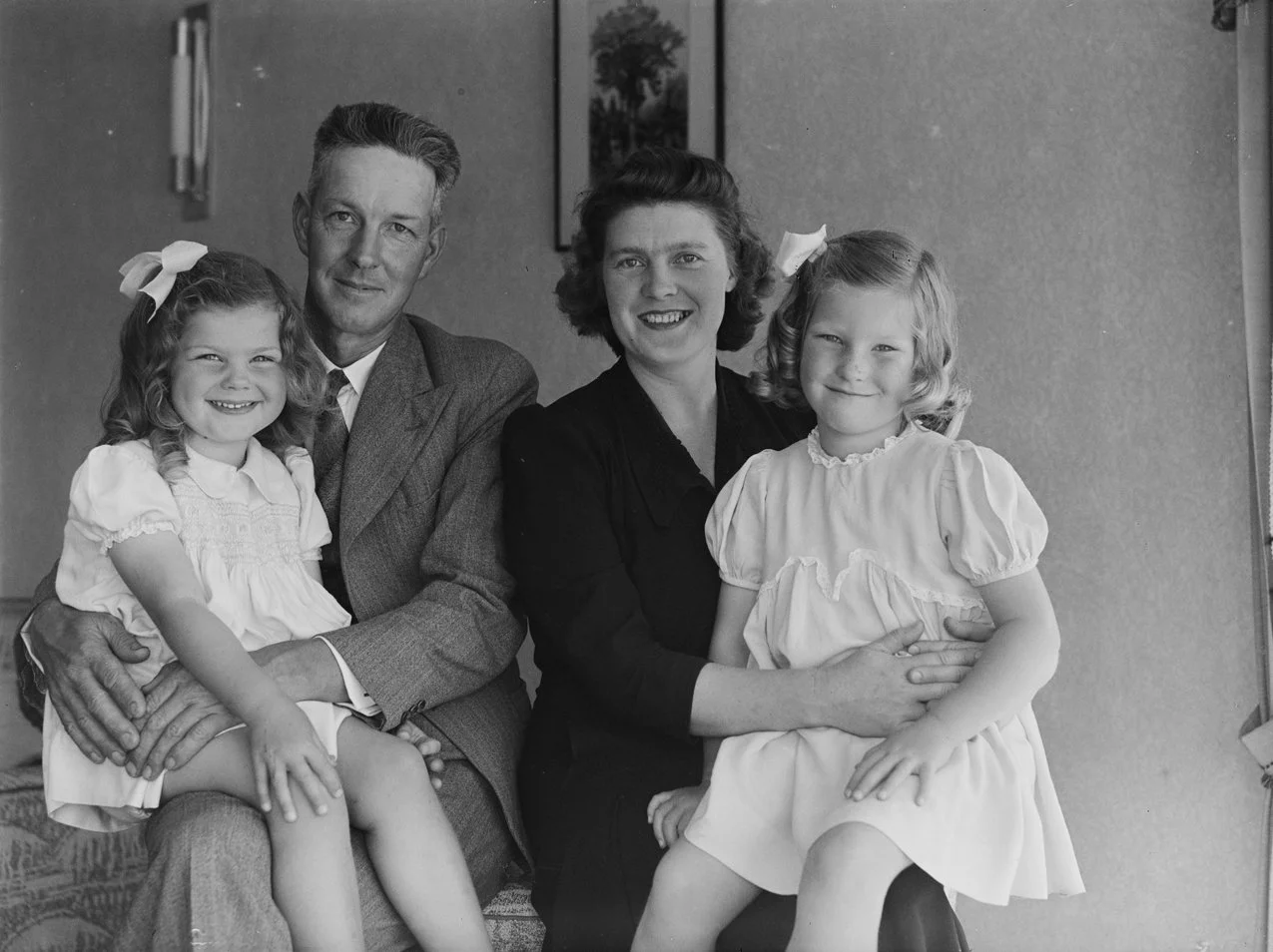 Family_portrait_in_living_room_(AM_88146-1).jpg