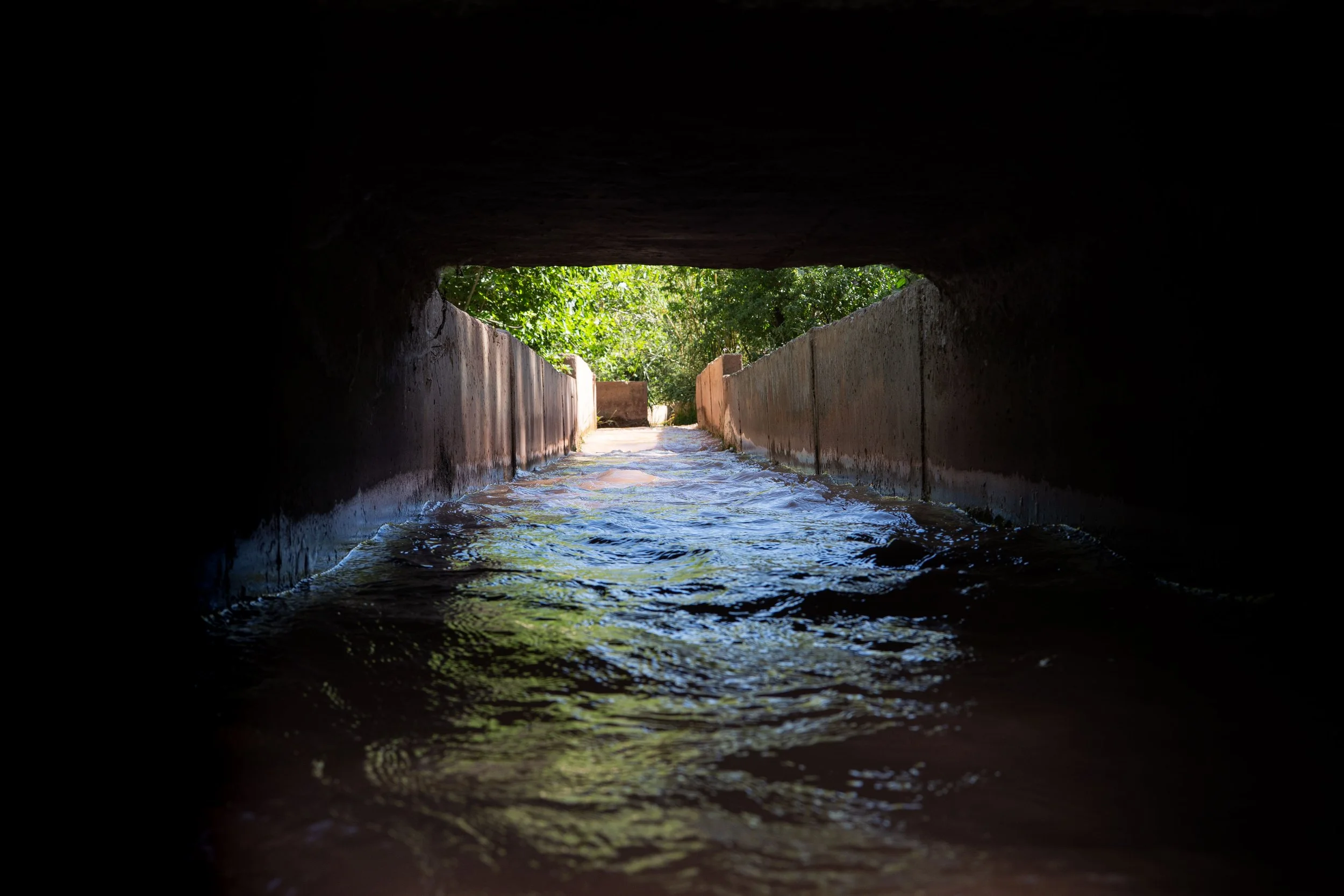 Irrigation canals fed by the M’Goun River carry water across agricultural land near Kalaat M’Gouna. Despite the desert climate, the valley’s farming system
survives through a dense network of canals that has sustained oasis agriculture for generation