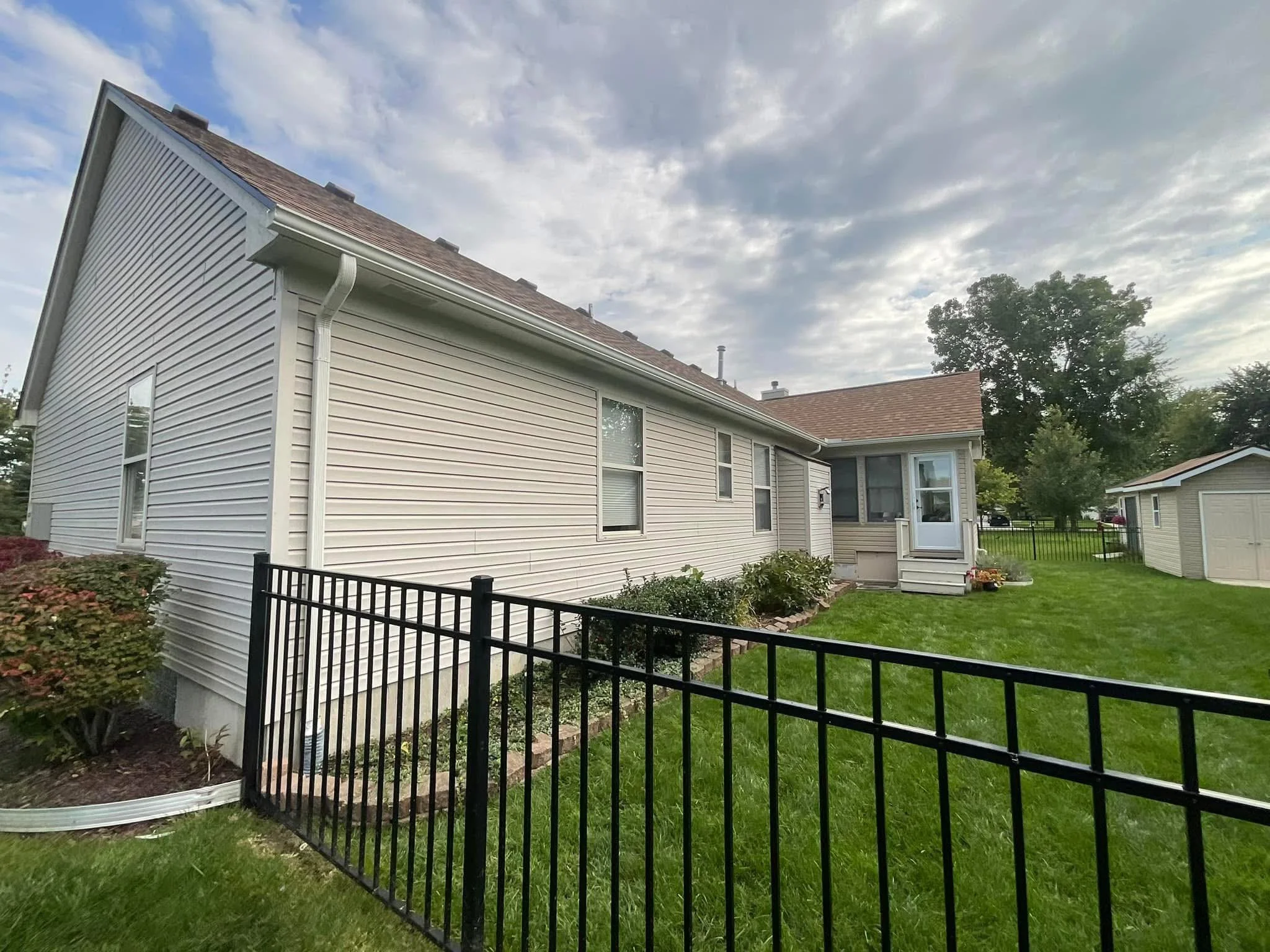 dads seamless gutters installed gutters in Bloomfield Michigan 