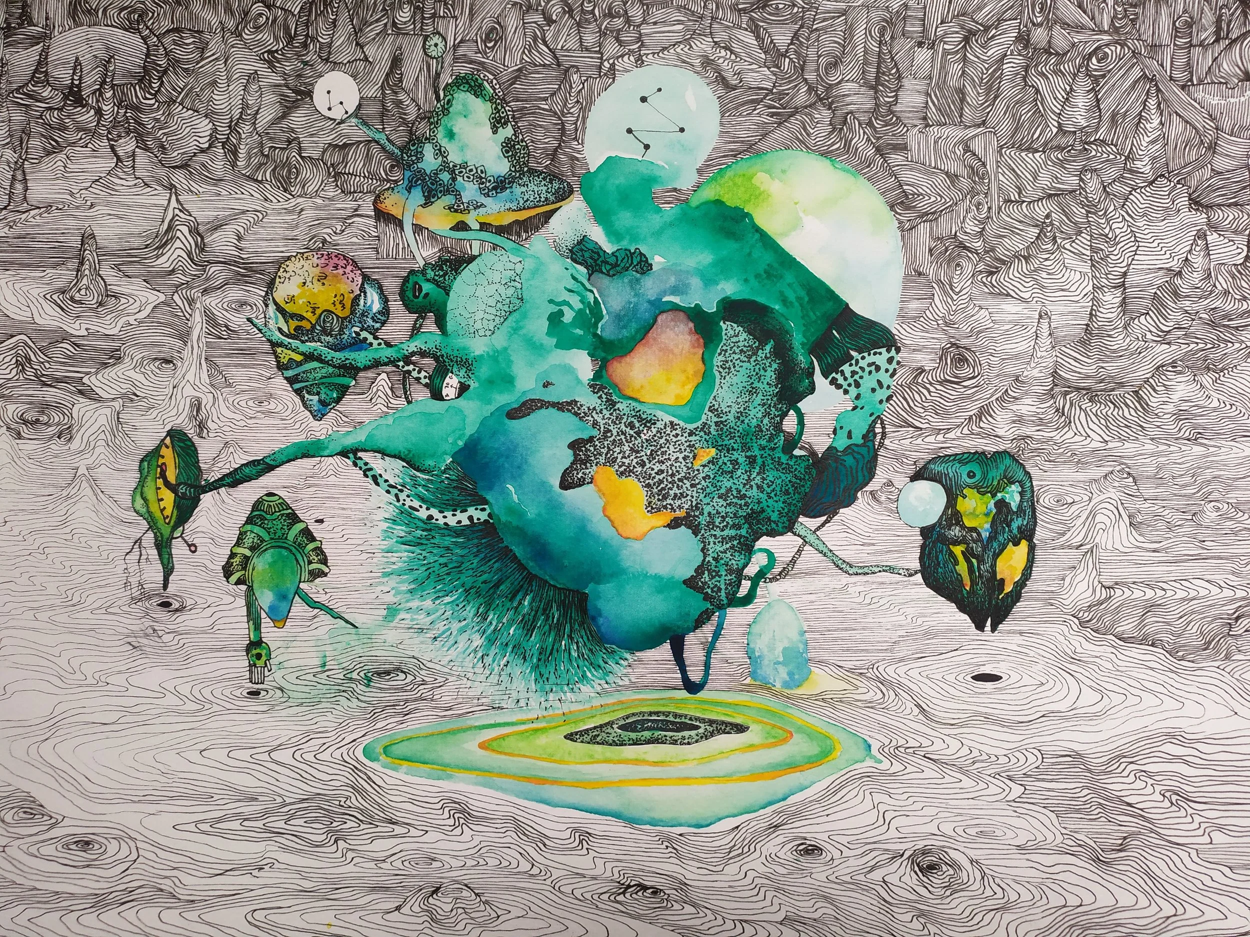 Une peinture abstraite avec des formes organiques colorées, notamment en vert, bleu, jaune, et noir, sur un fond de lignes ondulées en noir et blanc.