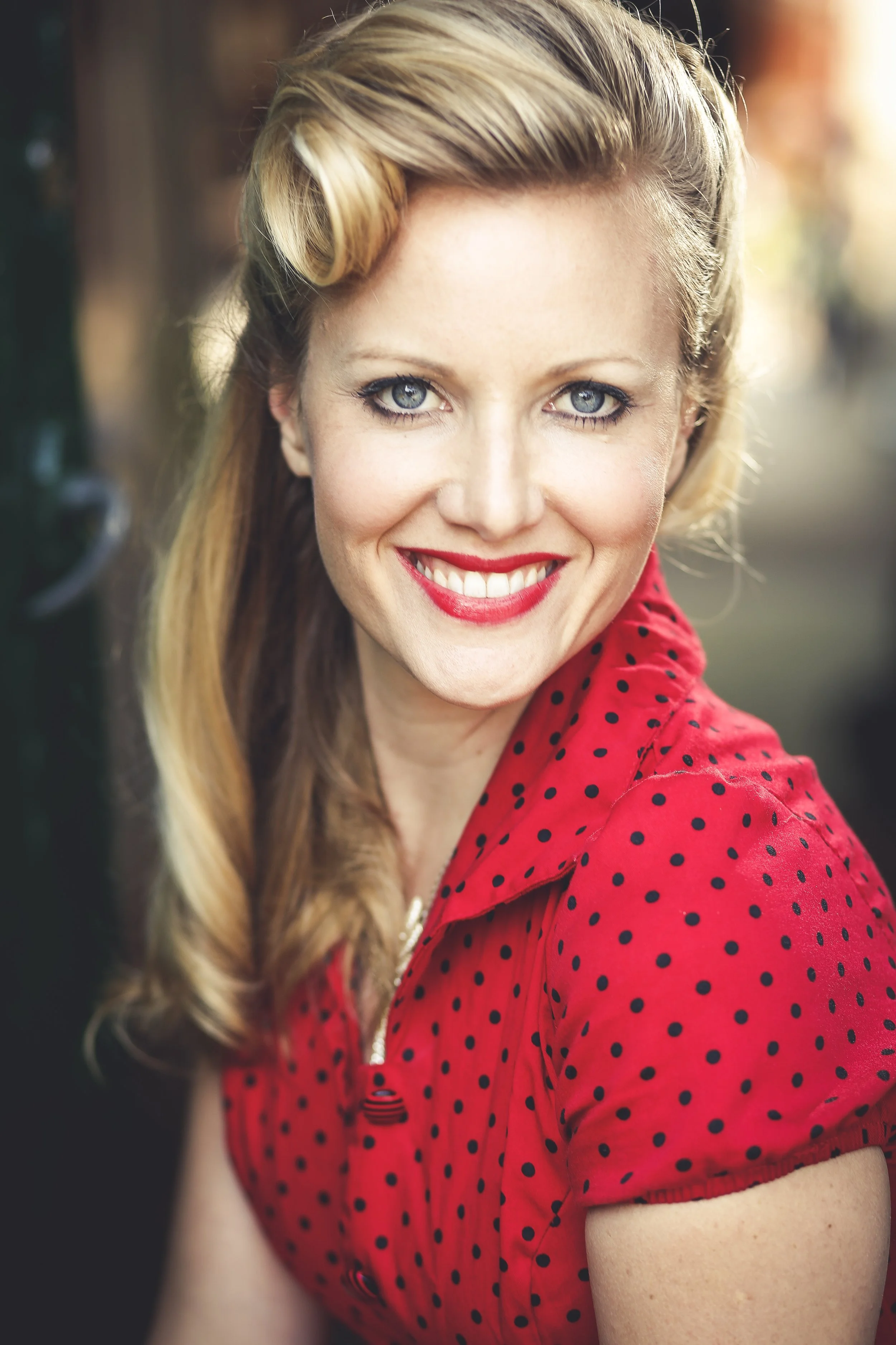 Retro 1940s female vocal harmony singers in West Sussex