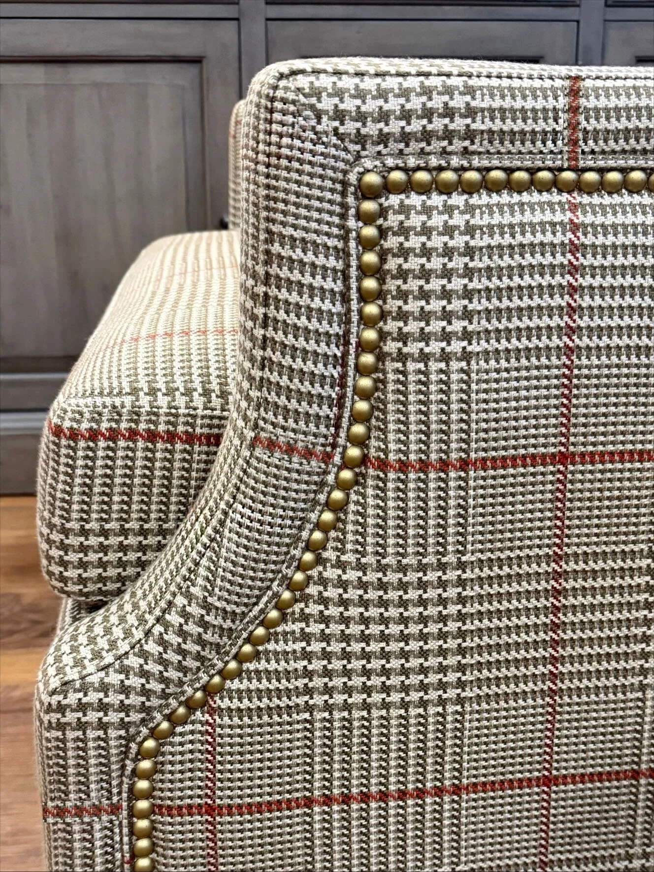 Completely smitten with this custom swivel. The tailored houndstooth, subtle red windowpane, and brass nailheads create such a refined, collected moment in the room. It&rsquo;s even better in person. 🤍✨

Next up&hellip;.window treatments! 

Interior