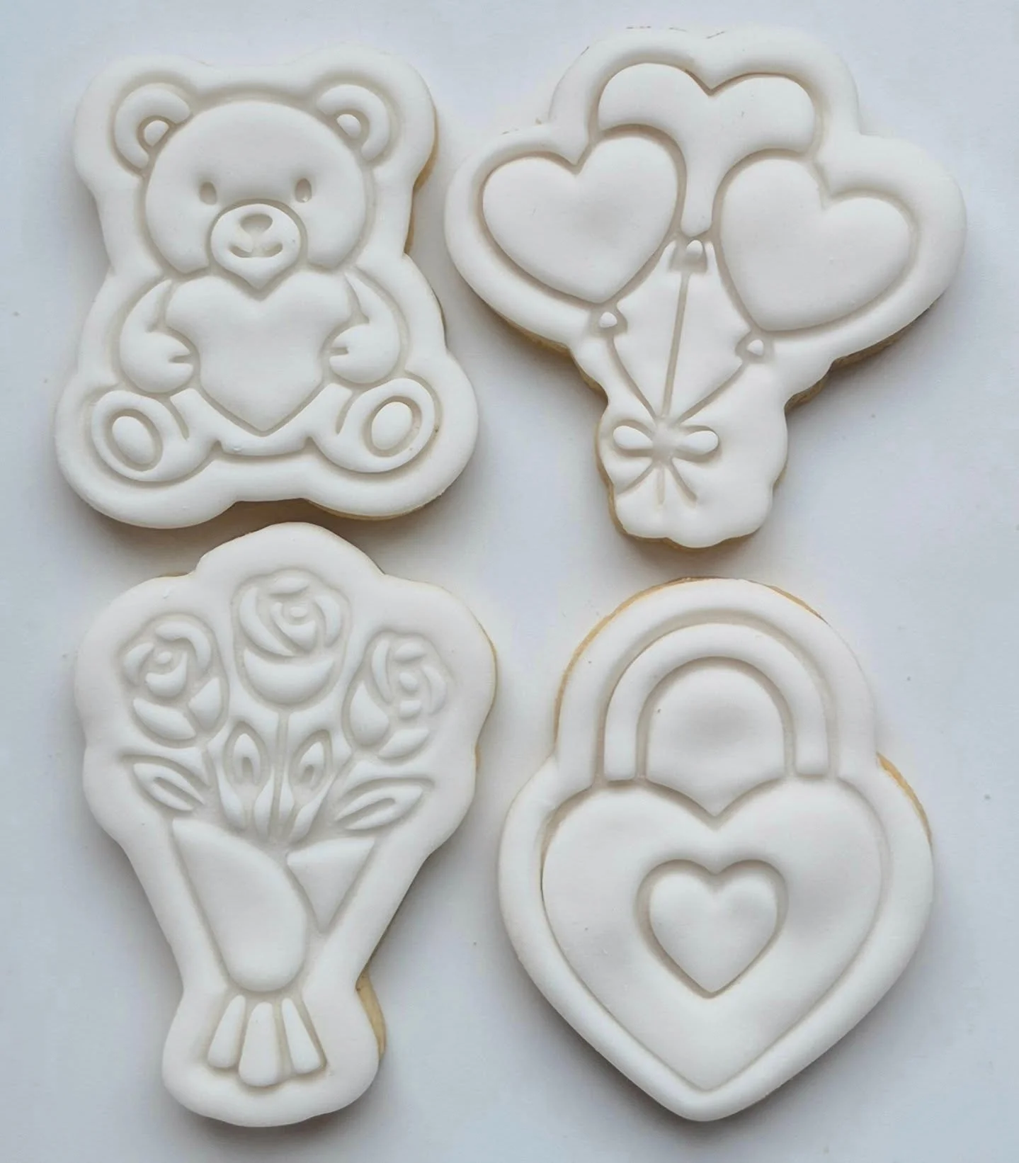 NEXT WEEKEND ❤️
Valentines Cookie Decorating weekend! ❤️ 
13/02-15/02.
4 x cookies and a drink &pound;8 each ❤️
1 hour sessions - &pound;5 deposit required to secure the table.
Includes 4 valentines cookies, edible pens/ sprinkles and glitter to deco