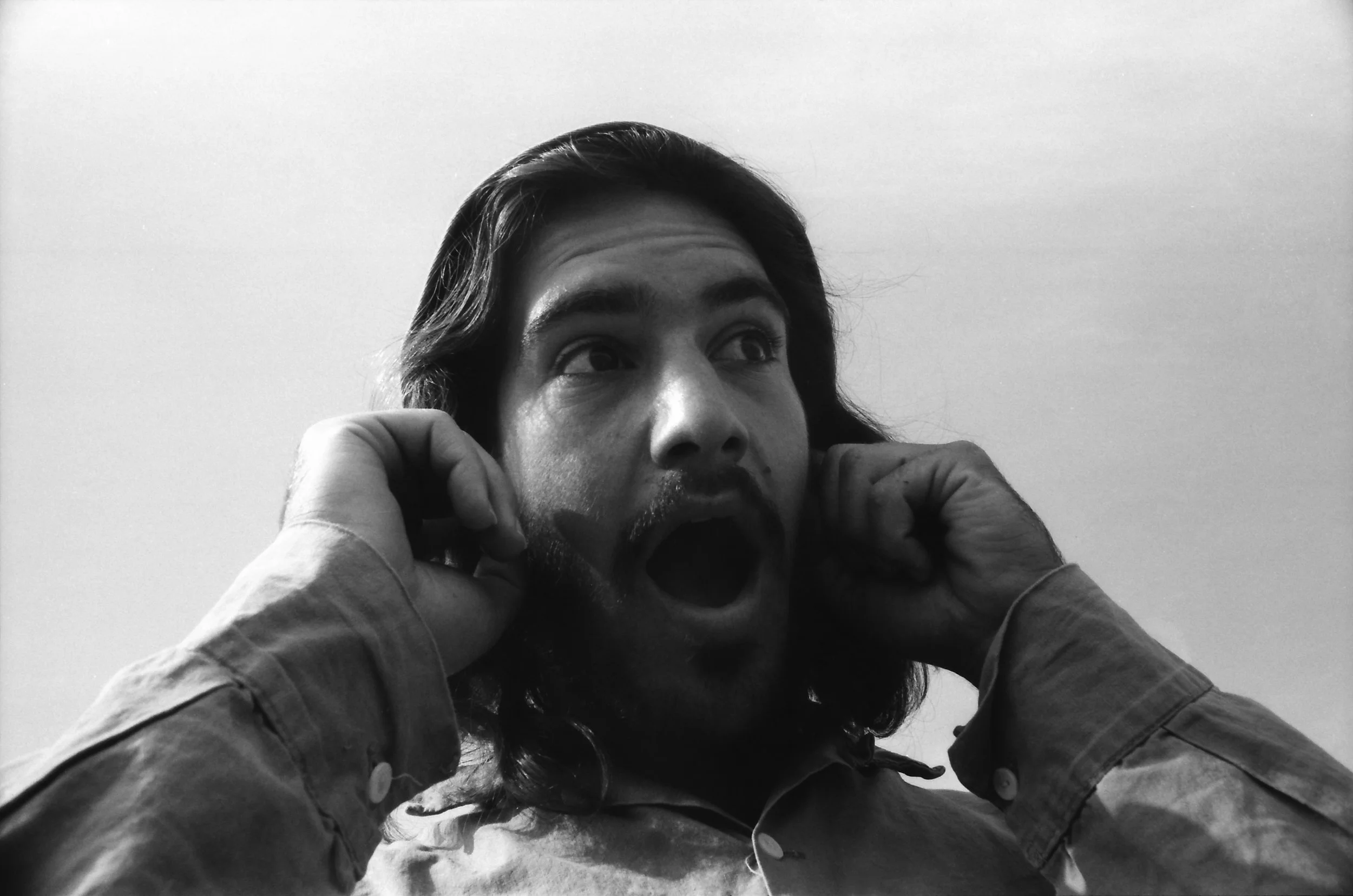 F11 N3a-1974 סותם אוזניים.jpg