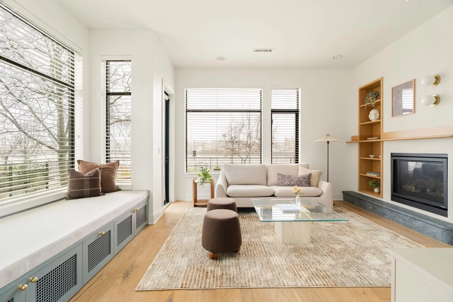 It was such a pleasure to finally work with @stacksphoto 📷 Here are a couple of many gorgeous shots from a recent staging project here in Portland, Oregon. 

More to come from this riverfront townhome listed by @closewithconnelly 🛋️