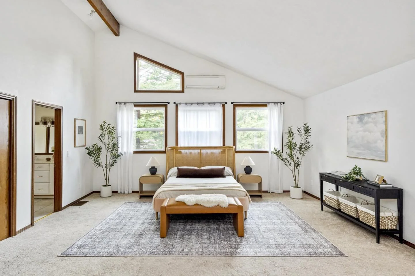 Primary bedroom at 4040 Kenthorpe Way in West Linn 🤍

Listed by @bethbonita.realestate ✨