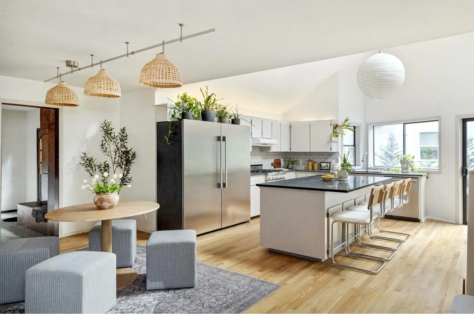 Say hello to this cozy, plant-forward kitchen of our dreams 🪴