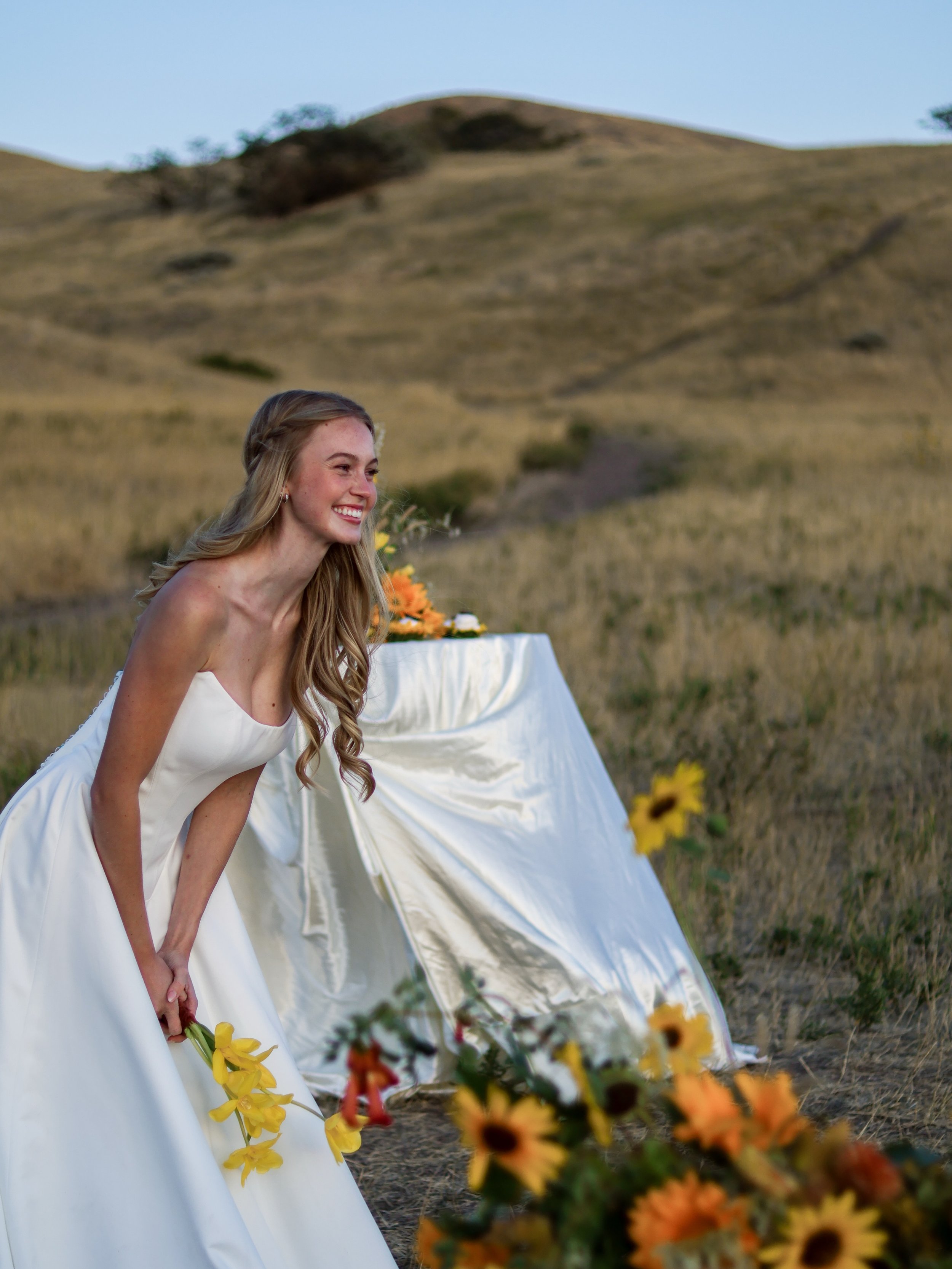🌻

art direction + table styling: @tablesbyvalaney
cake and florals: @briarbakes_ 
photographer: @saltedivoryy 
model: @annie.higbee
bridal fashion: @bodabridal
food styling: @tablesbyvalaney
pottery: @thrownbyryan