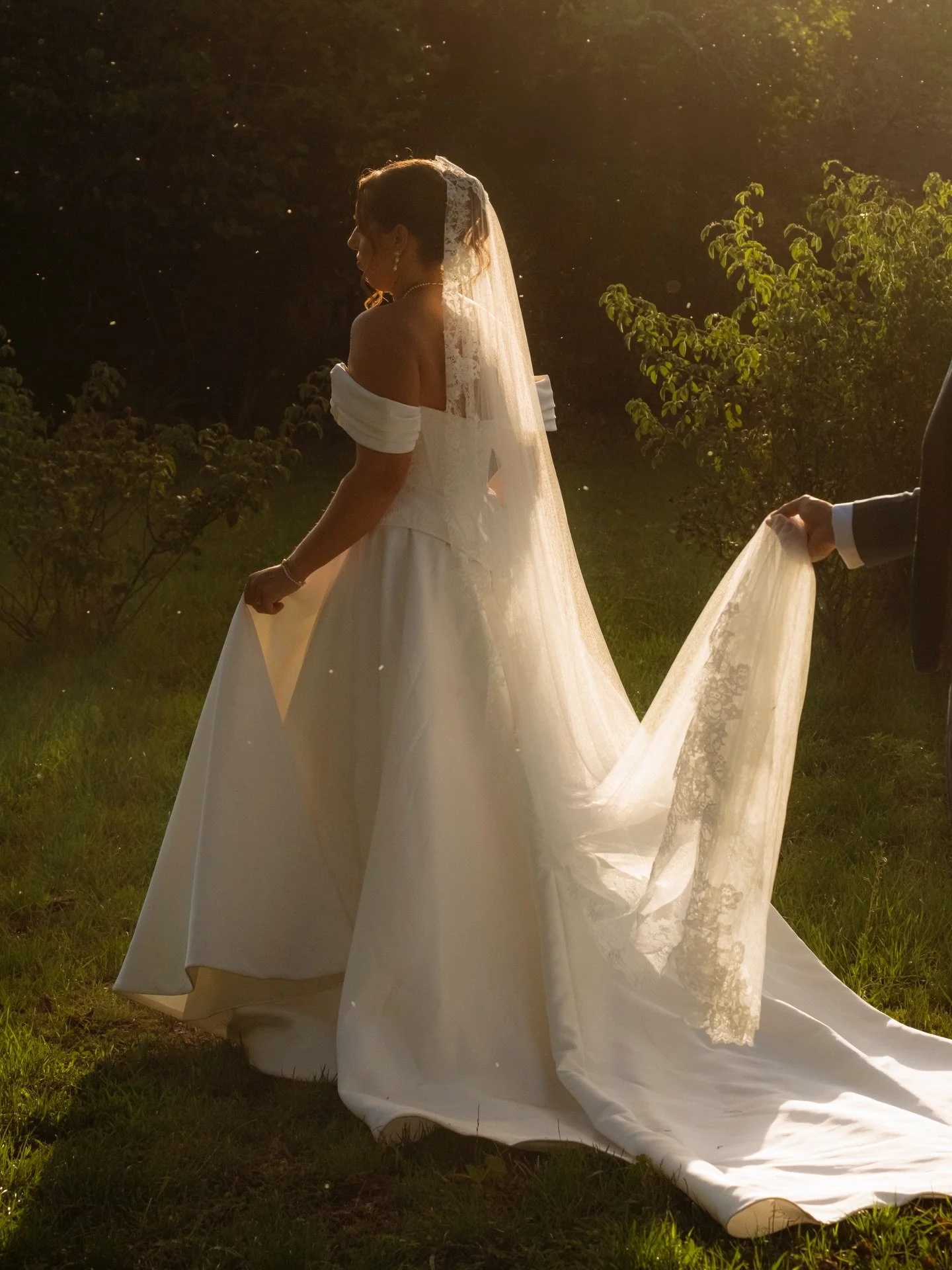 Retour en images sur le mariage de Fiona et Thibaut. 
Une lumi&egrave;re fabuleuse nous a amen&eacute; &agrave; l&rsquo;&eacute;cart du vin d&rsquo;honneur pour un moment hors du temps. 
.
.
.
@chateaudecaumont #weddingshoot #veilshots #bridetobe2026