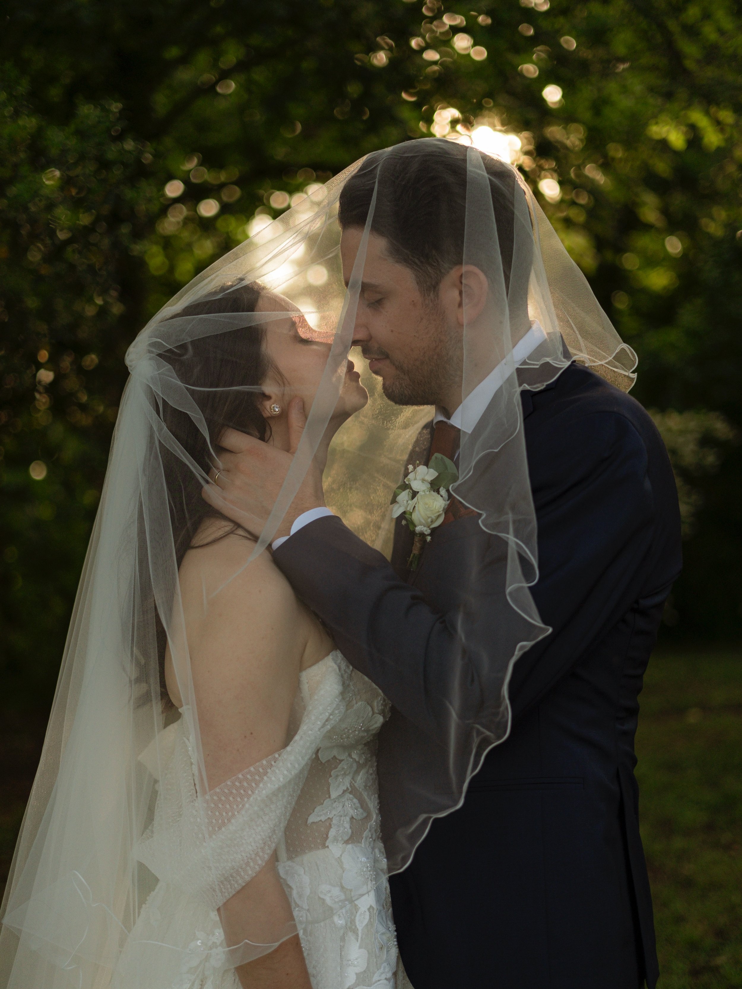 Je crois que je ne me lasserai jamais de ce mariage 🥹 
Tout &eacute;tait incroyable, vraiment &hearts;️ 
Venue : @chateaudeconques 
Vid&eacute;aste : @aurelien_bax 
Fleuriste : @defleursetdeau.mariages 
MUA : @claireporcet_muah 
.
.
.
#bridetobe2027
