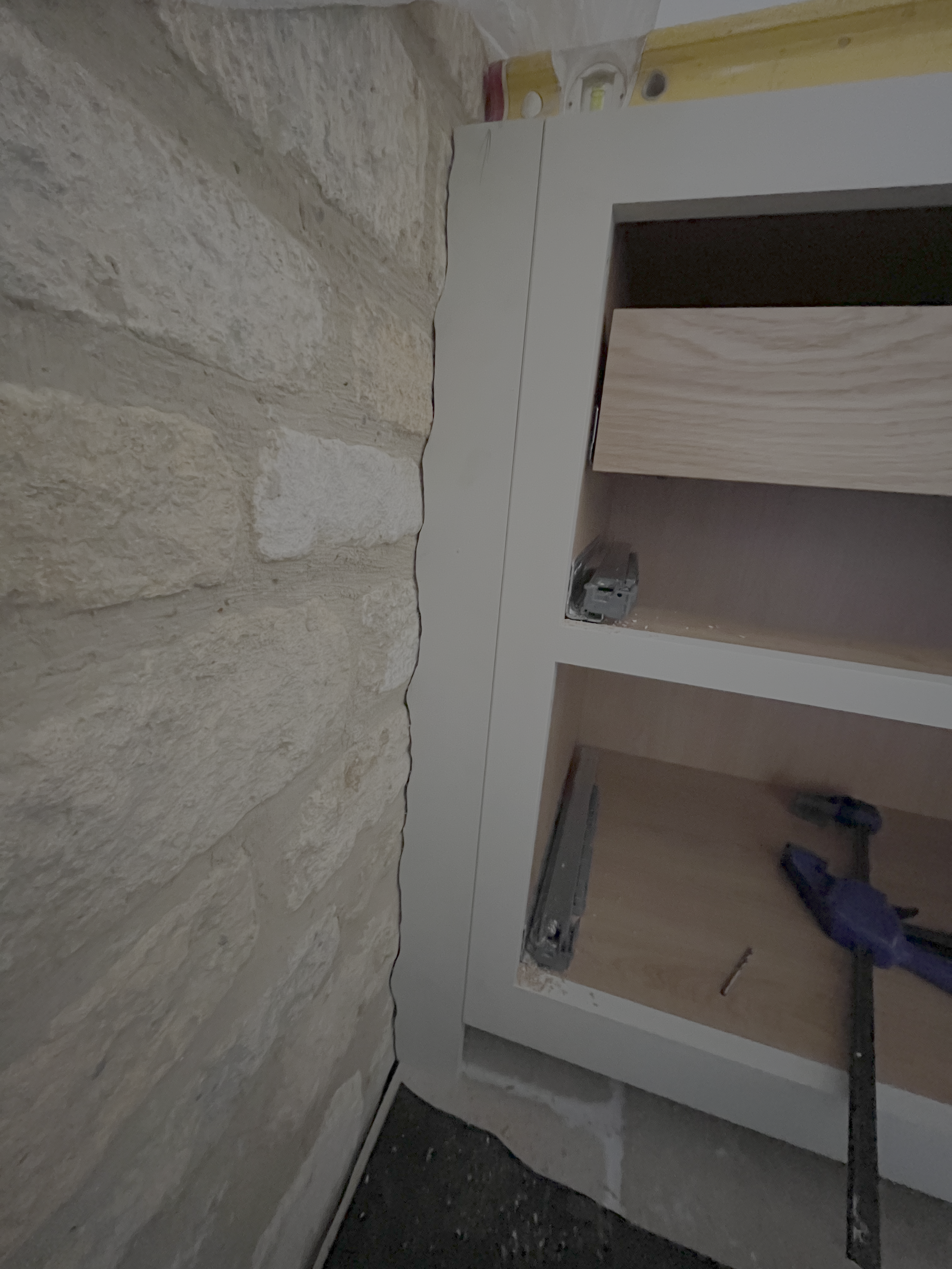 kitchen cabinet installation, scribe, stone wall, kitchens, carpentry,carpenter