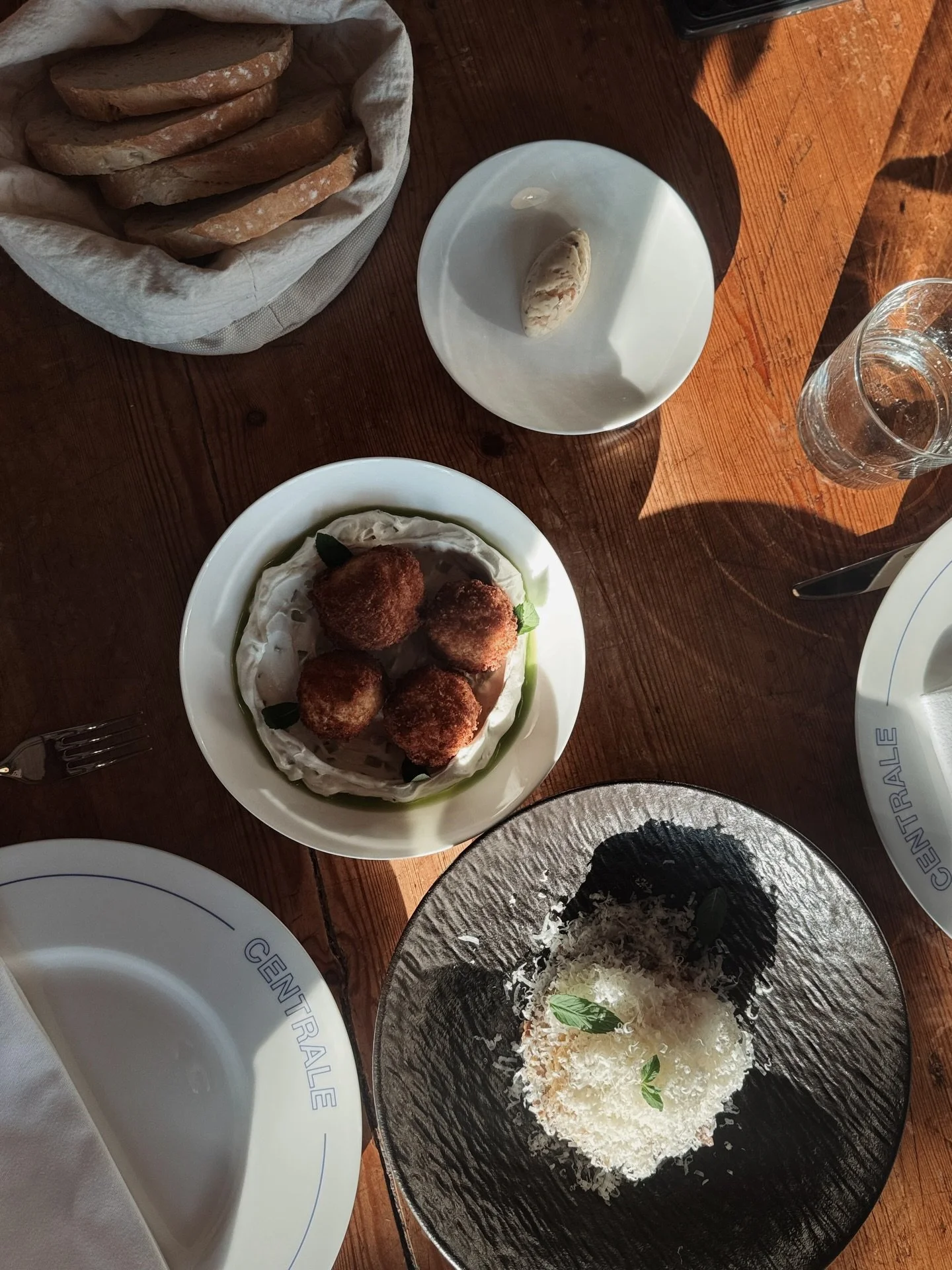 Godinu počinjemo jednim lijepim gastro otkriċem restorana Hotela @hotelcentralelusticabay 🍽️

Mi smo probali:

#1 tartar | beef steak, kimchi dressing, bacon mayo, rustic potato &amp; parmesan

#2 krokete | chicken bites, yogurt, cucumber &amp; mint