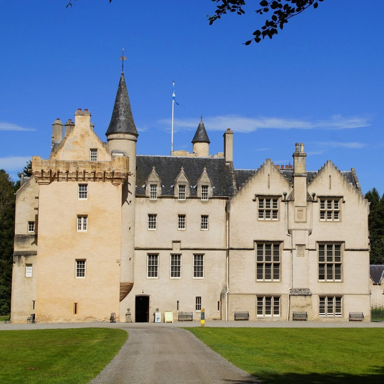 efraimstochter-brodie-castle-3738329_1920.jpg