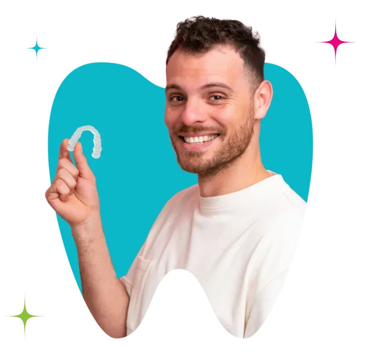 Un homme souriant tenant une gouttière dentaire en silicone, avec un fond bleu et des étoiles colorées.