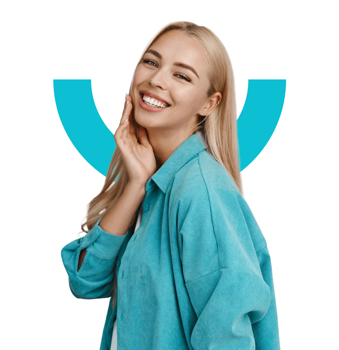 Jeune femme souriante avec une main touchant sa joue, portant une chemise bleue, fond avec un motif graphique en forme de cercle bleu.