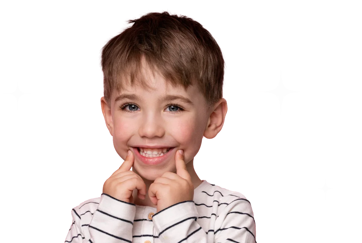 Un garçon souriant avec des doigts sur ses joues, portant un t-shirt à rayures