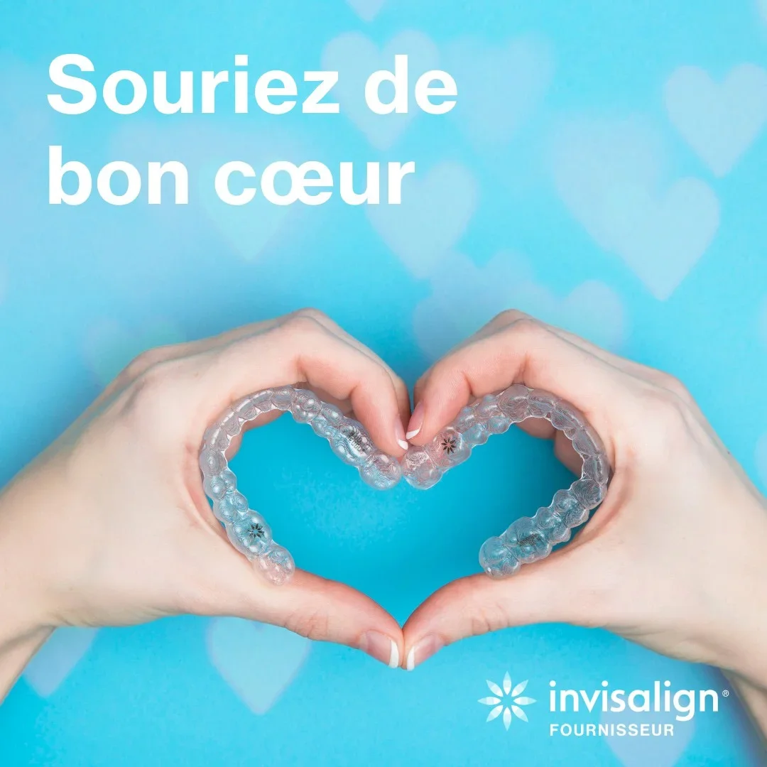 Les mains d'une personne forment un cœur, tenant un appareil dentaire en forme de cœur sur un fond bleu avec des petits cœurs blancs flous. Le texte en haut dit "Souriez de bon cœur" et en bas, il y a le logo Invisalign avec la mention "Fournisseur".