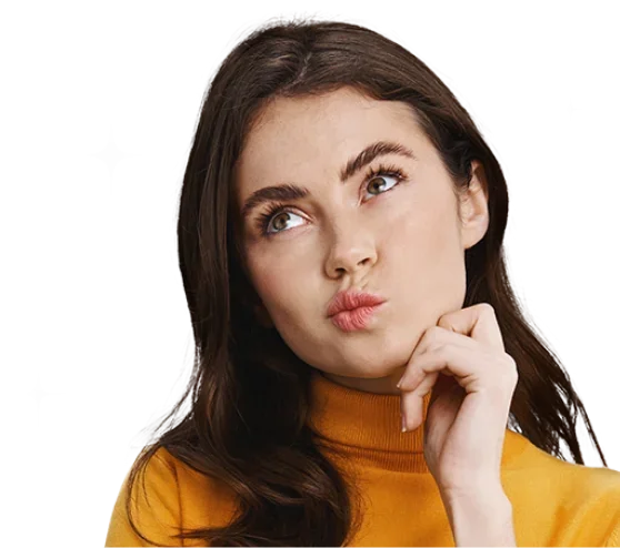 Jeune femme pensant avec une main au menton, portant un pull jaune.