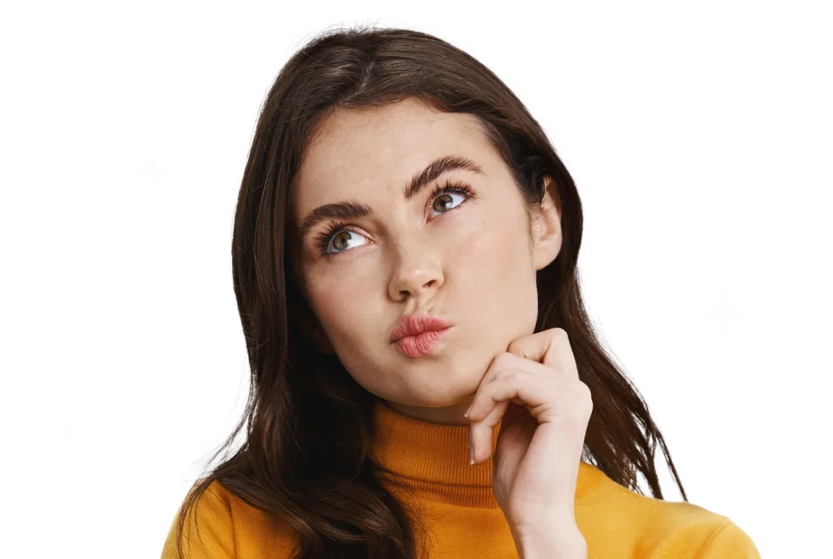 Une jeune femme aux cheveux bruns, portant un pull jaune, avec une expression pensante et un doigt placé sous le menton.