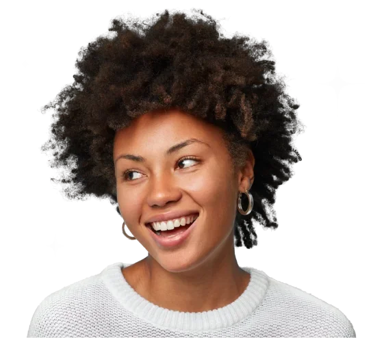 Femme souriante avec des cheveux afro, portant un pull blanc et des boucles d'oreilles en argent, regardant de côté.