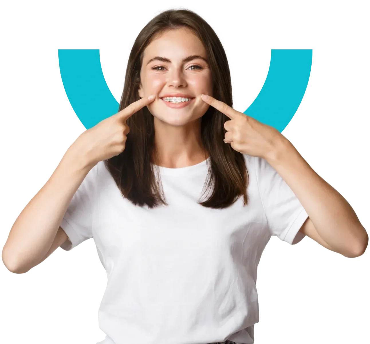 Jeune femme souriante pointant ses commissures avec les doigts.