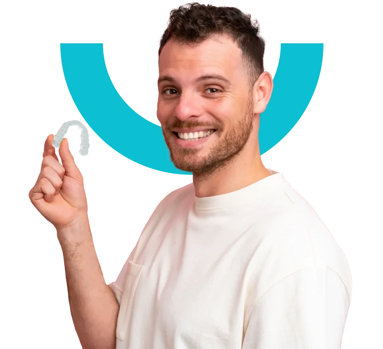 Homme souriant tenant une pièce en forme de crochet devant un logo bleu en forme de sourire.