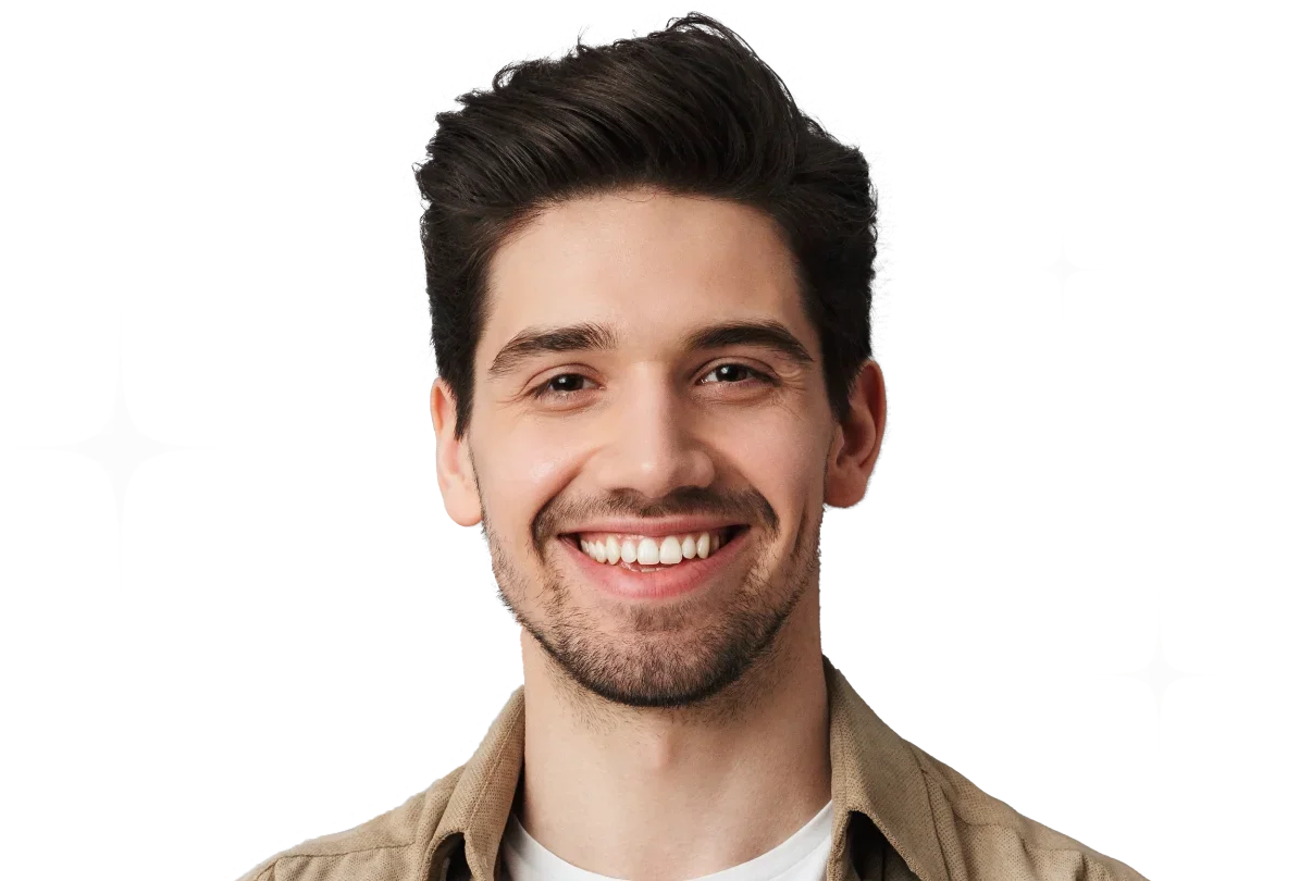 Jeune homme souriant avec cheveux foncés, barbe légère, portant une chemise beige, fond transparent.