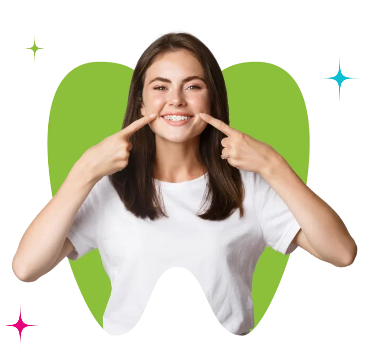 Jeune femme souriante pointant ses coins de bouche avec les doigts.