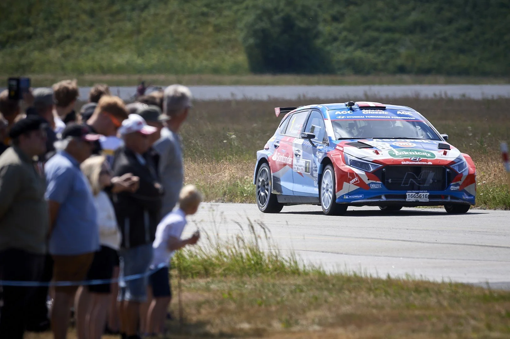 En rallybil kører på en vej i Ringe.