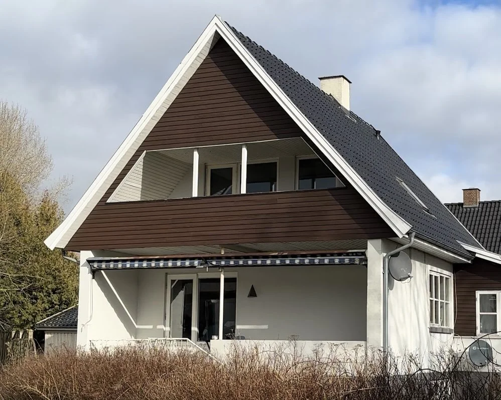 Et halvanden plans hus i Ringe med hvid facade.