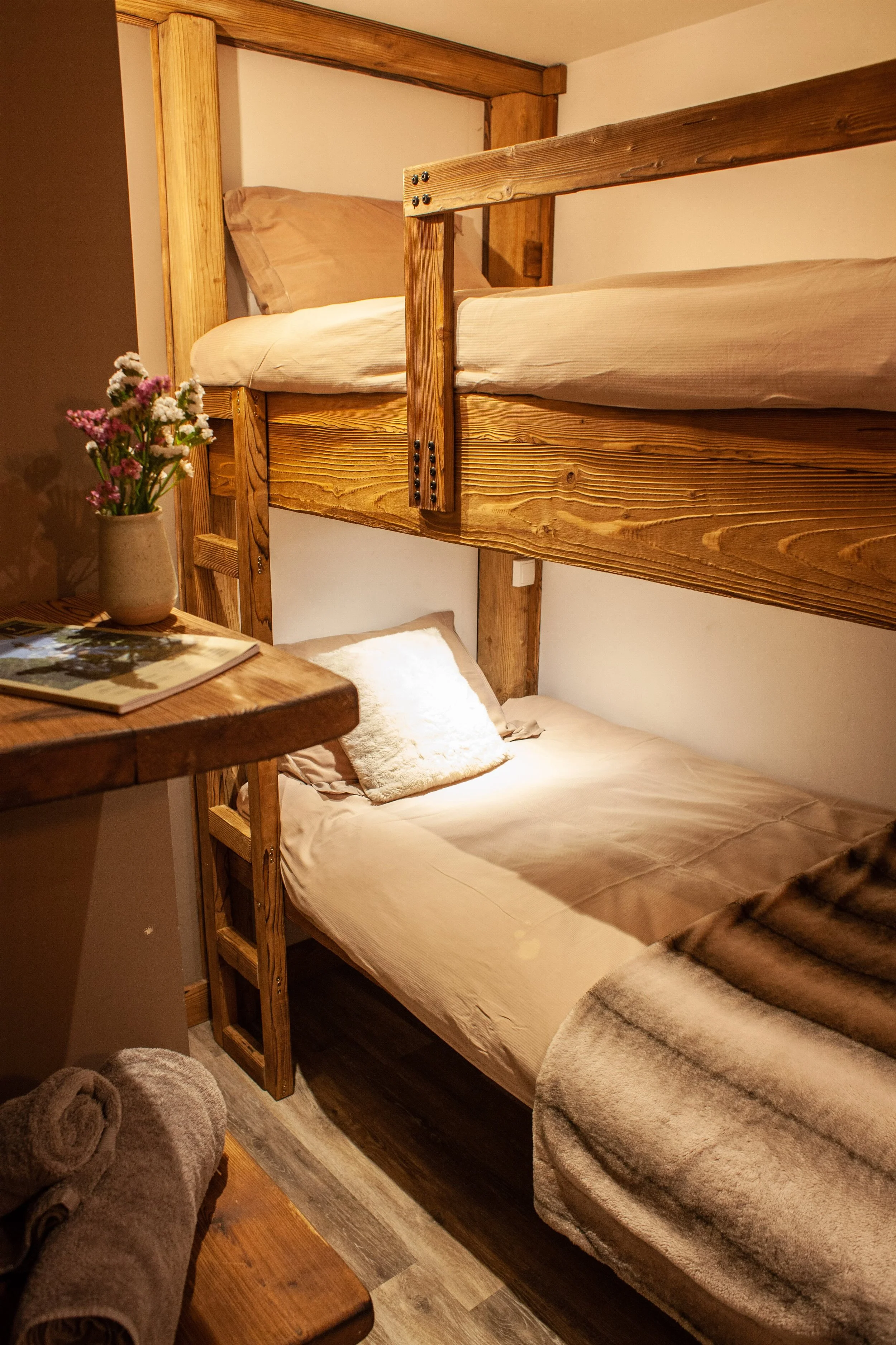 Family bunk bedroom at Chalet Sandy in Les Gets, ideal for children and group stays.
