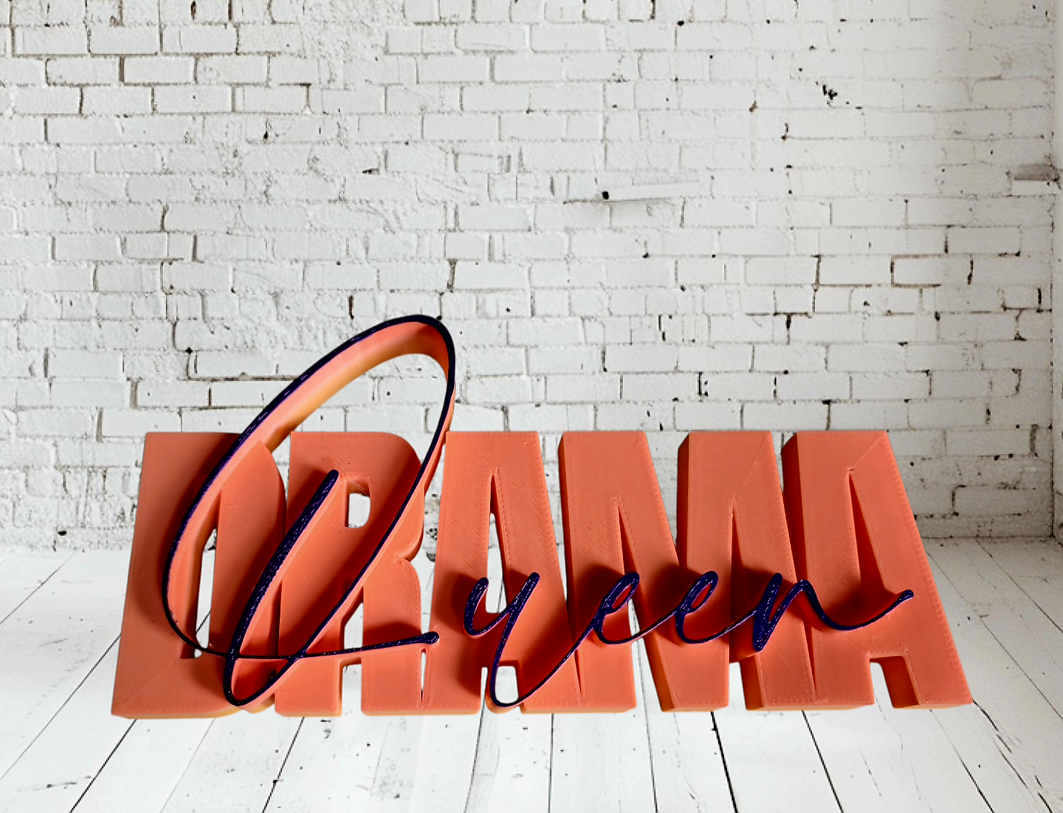 Neon-Schriftzug, der das Wort 'Dream' auf einer weißen Holzbank vor einer weißen Backsteinmauer zeigt.