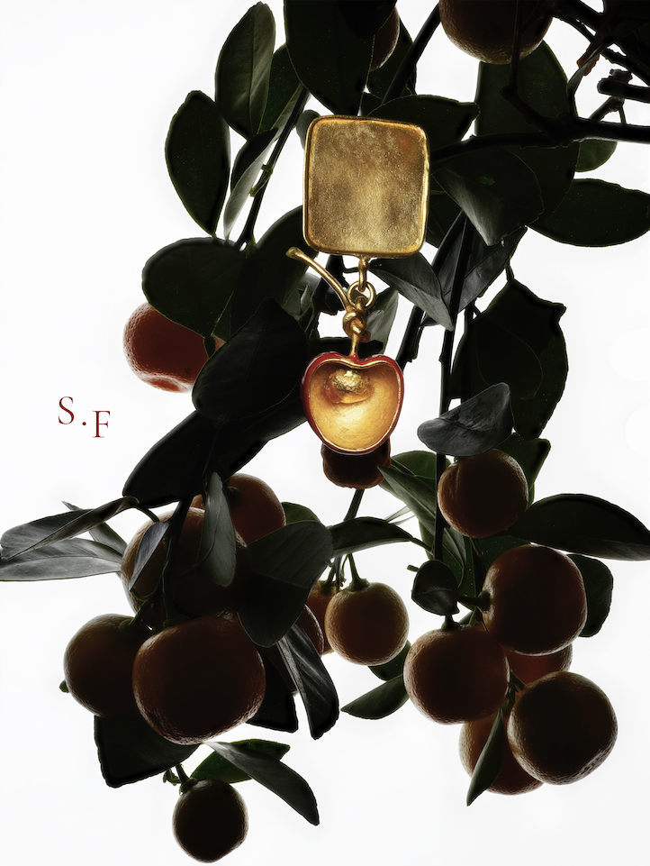 Samuel François, @Achille Laplante Le Brun. 
Le bijou transforme l’organique en objets de curiosité. L’image souligne un luxe d’audace où le bijou ne se contente plus d’orner, mais vient réenchanter le réel dans une nature théâtralisée.