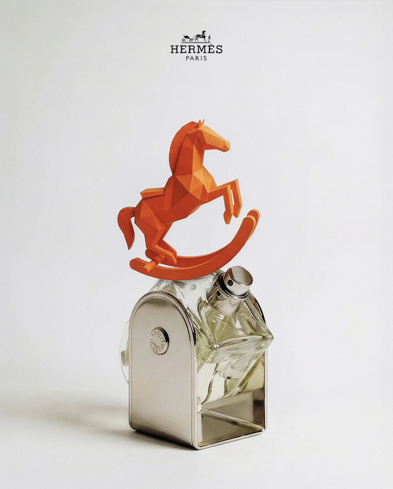 Création générative avec Hermes.
L’épure de la composition orchestre une traversée onirique, où le parfum devient un totem de liberté. Un jeu d’échelles poétique qui invite à l’évasion, fidèle à l’esprit du Voyage d'Hermès.