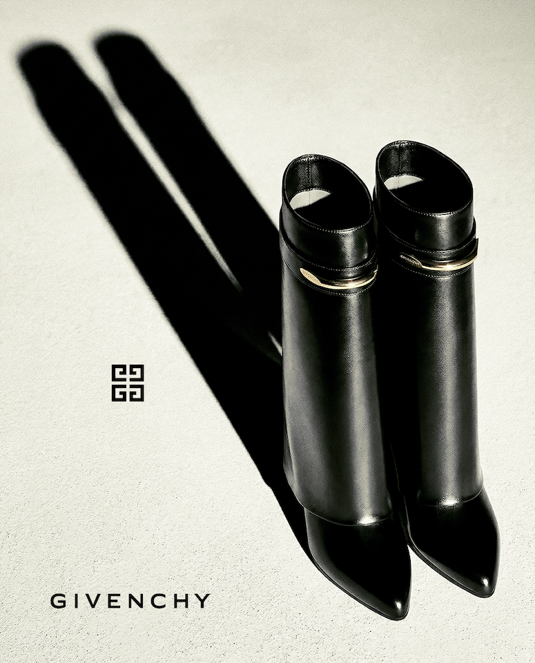 Création générative avec Givenchy.
En jouant sur une lumière zénithale qui étire les ombres à l'infini, l'image célèbre la pureté des lignes et l'élégance du corps, presque sculpturale, propre à Hubert de Givenchy.