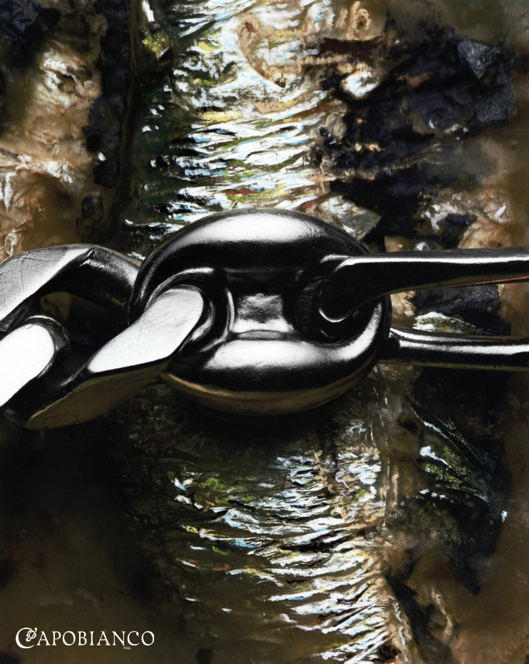 Capo Bianco, @Achille Laplante Le Brun. La créatrice sculpte un dialogue entre luxe artisanal et culture populaire. Un luxe authentique, forgé dans le sud de la France, qui transforme le familier en un objet précieux.